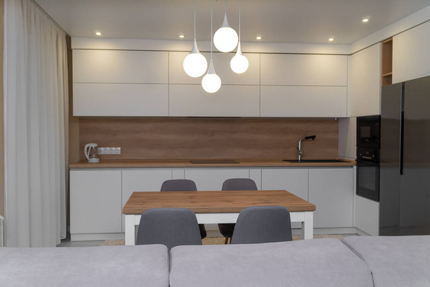 Hermoso interior minimalista moderno de una cocina luminosa - Foto, imagen