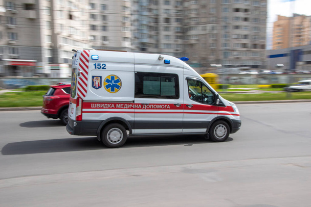 Ukrajina, Kyjev - 26. dubna 2021: Ambulance car moving on the street. Editorial - Fotografie, Obrázek