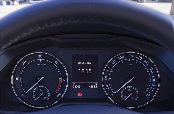 Tablero del coche, velocidad del coche, ciclo, aceite y tablero de la temperatura. - Foto, imagen