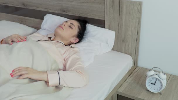 Шокована жінка прокидається занадто пізно з будильником
 - Кадри, відео