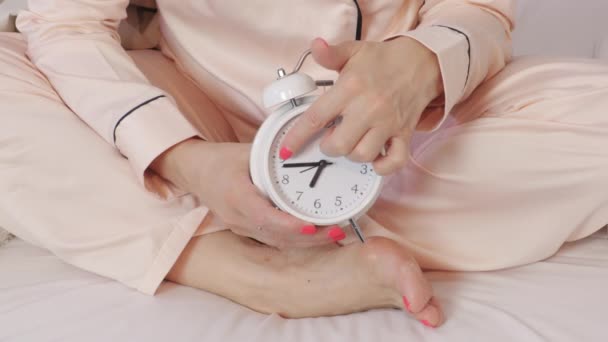 Mujer mantenga y ajuste despertador. Concepto de gestión del tiempo - Metraje, vídeo