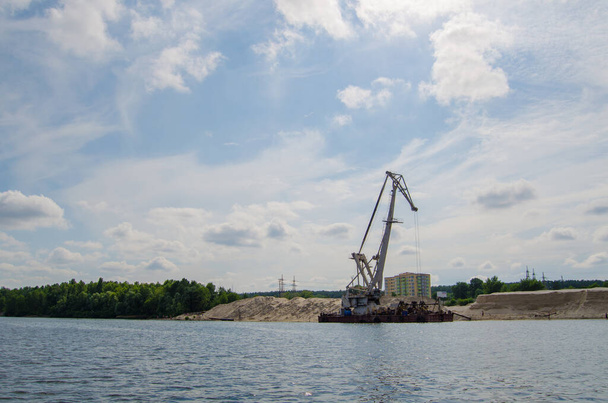 Sollevamento e gru sul fiume Dnieper vicino a Kiev, Ucraina - Foto, immagini