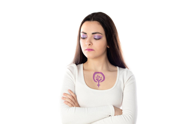 Fiatal nő lila smink és a feminizmus aktivizmus koncepció rajz teste elszigetelt fehér alapon - Fotó, kép