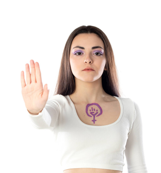 Junge Frau mit violettem Make-up und dem Feminismus-Aktivismus-Konzept, das ihren Körper isoliert auf weißem Hintergrund zeigt - Foto, Bild