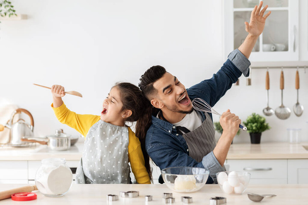 Iloinen arabi isä ja pieni tytär hauskaa leivonnassa keittiössä - Valokuva, kuva