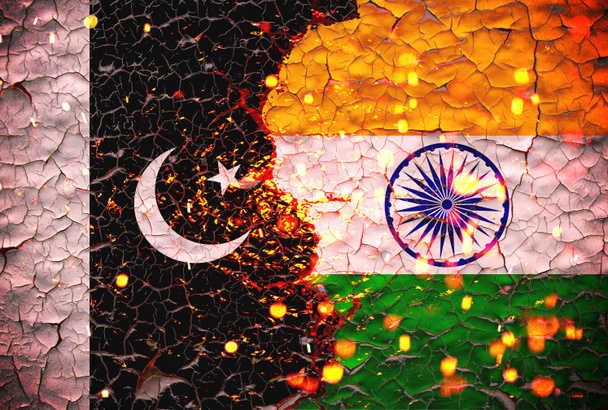 Grunge Pakistan VS Inde drapeaux nationaux icône modèle isolé sur fond de mur fissuré cassé, relation politique internationale abstraite amitié conflits divisés concept texture papier peint. - Photo, image