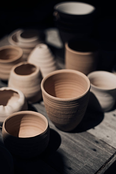 workshop production of ceramic tableware finished products - Foto, Imagem