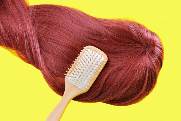 βαμμένα κόκκινα μαλλιά και χτένα γυναικών - Φωτογραφία, εικόνα