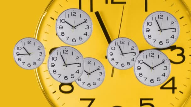 Ρολόι time lapse, έξι λευκά ρολόγια με μαύρους αριθμούς δείχνουν ώρες στο χρόνο lapse σε αφηρημένη Animation σε κίτρινο ρολόι φόντο  - Πλάνα, βίντεο