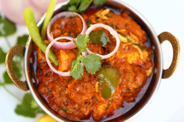 INDIAN STYLE COTTAGE CHEESE VEGETARIAN CURRY DISH. Kadai Paneer: comida tradicional india o punjabí. Adornada con cebolla y rodajas de chile. - Foto, Imagen
