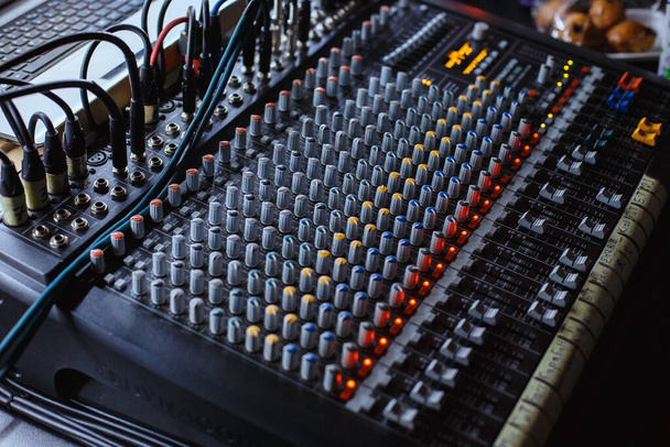 Profesionální audio studio mixér konzole deska panel se záznamem, faders a nastavení knoflíky, TV zařízení. - Fotografie, Obrázek