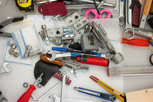 Ferramenta bagunçada vista superior ferramentas de trabalho dispersas e desorganizadas sem pessoas. - Foto, Imagem