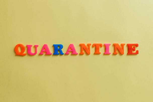 the word quarantine on a yellow background - Fotoğraf, Görsel