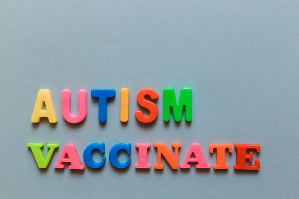 Autismus, impfen. Die Wörter sind mit Buchstaben aus einem magnetischen Plastikalphabet unterlegt. - Foto, Bild