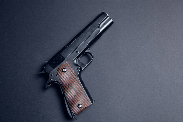 πιστόλι σε μαύρο φόντο - Φωτογραφία, εικόνα