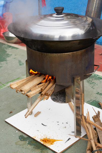 Estufa de leña tradicional china, leña para cocinar - Foto, imagen