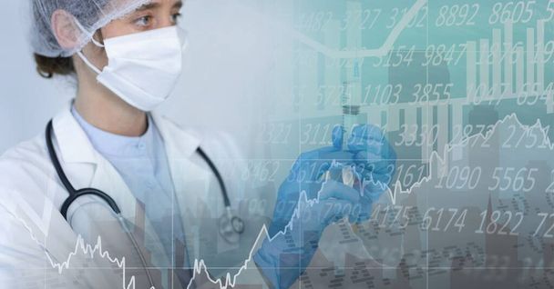 Склад медичної обробки даних над лікарем у масці для обличчя шприцом. глобальна ковадла 19 пандемія, медицина, цифровий інтерфейс та концепція обробки даних цифрове зображення
. - Фото, зображення