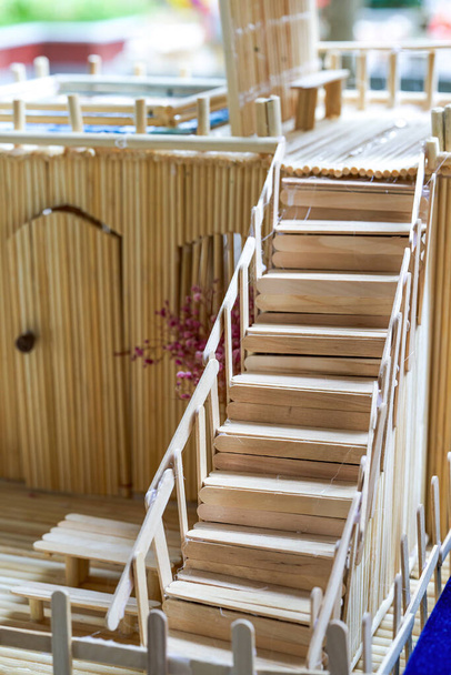 Pequeñas casas hechas a mano construidas con palos de bambú - Foto, Imagen