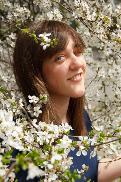 The girl is in a white flowering tree - Foto, Bild
