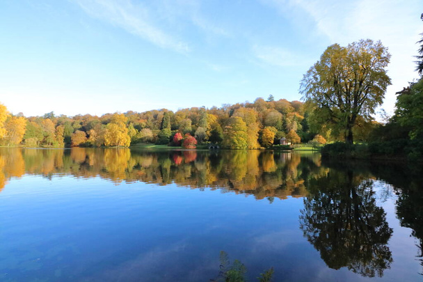 Вид на озеро в National Trust property of Stourhead Gardens in Wiltshire, UK - Фото, изображение