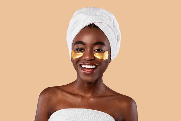 Gyönyörű afro-amerikai nő visel arany alatt szem foltok - Fotó, kép