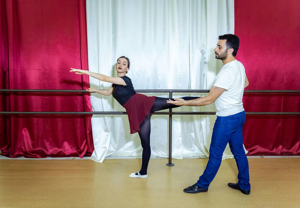 la maestra está enseñando a la joven a bailar en el estudio, a la mujer a hacer ejercicio en el estudio de danza - Foto, imagen