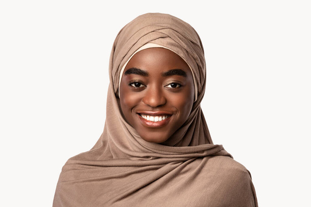 Muotokuva kaunis nuori afrikkalainen amerikkalainen nainen hymyilee - Valokuva, kuva
