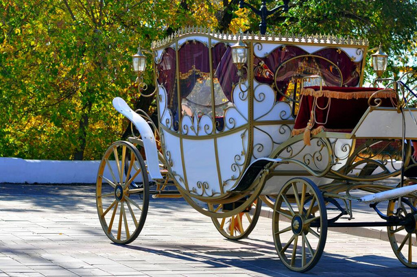  Gündüz vakti şehrin sokaklarında eski bir düğün arabası.  - Fotoğraf, Görsel