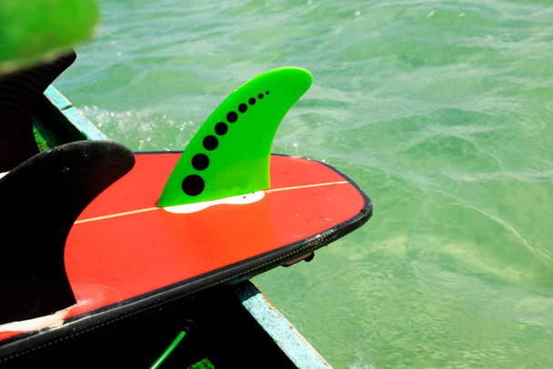 Deska surfingowa w morzu Brazylii - Zdjęcie, obraz