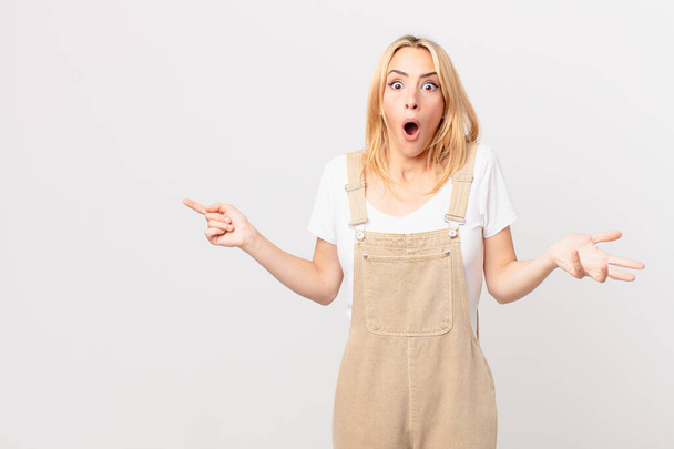 young blonde woman feeling extremely shocked and surprised - Фото, зображення