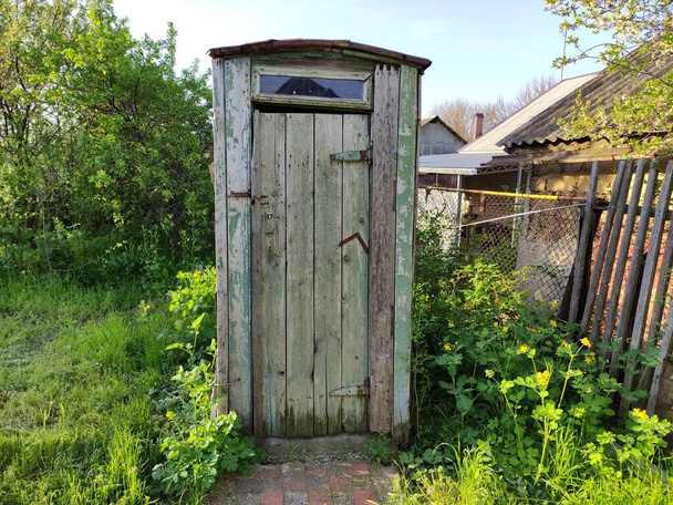 Vanha maalaismainen puinen wc maaseudulla kesällä - Valokuva, kuva