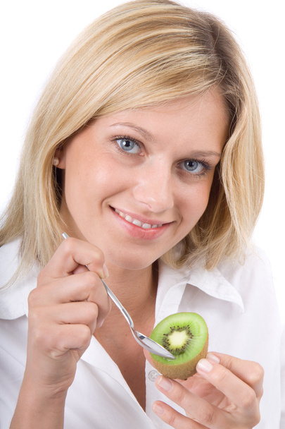 Junge Frau isst Kiwi - Foto, imagen