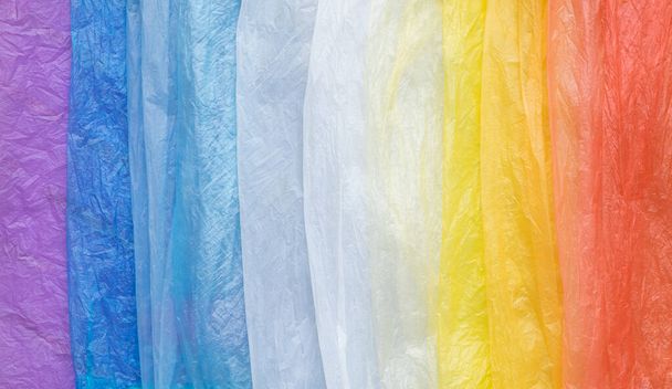Concept de déchets de sacs en plastique avec différentes couleurs de sacs dans un bel arrangement. Pose plate. - Photo, image