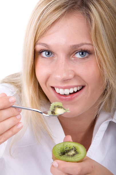 Junge Frau isst Kiwi - Photo, Image