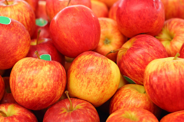 Fresh red apple in the market - Фото, зображення