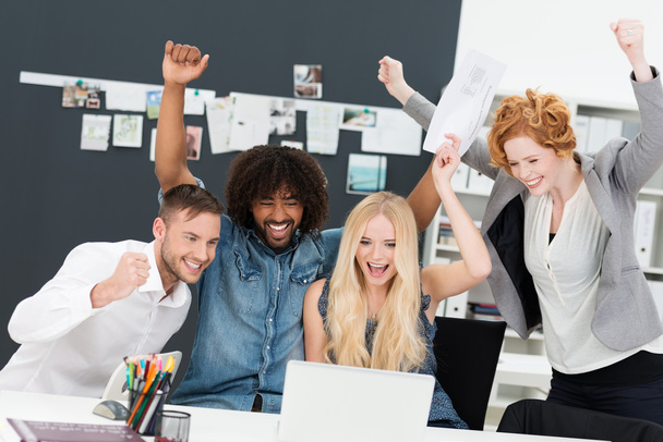Успешная бизнес-команда празднует победу
 - Фото, изображение