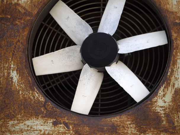старый ржавый промышленный вентилятор - Фото, изображение