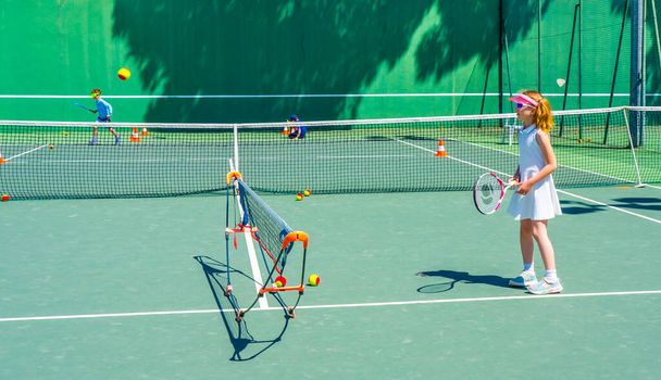 Tenisová holka na tréninku, v létě v bílých sportovních šatech. Hraju tenis na tenisovém kurtu. Kvalitní fotografie - Fotografie, Obrázek