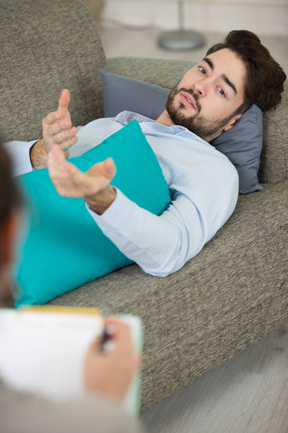 man during a psychotherapy indoors - Foto, Bild