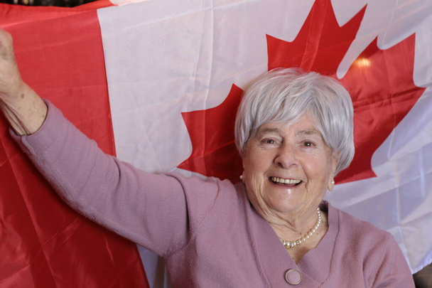 κοντινό πορτρέτο ώριμης γυναίκας με καναδική σημαία - Φωτογραφία, εικόνα