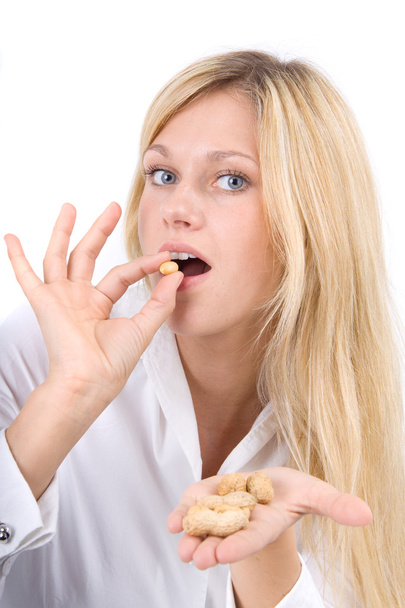L'isst Junge Frau eine Erdnuss - Photo, image