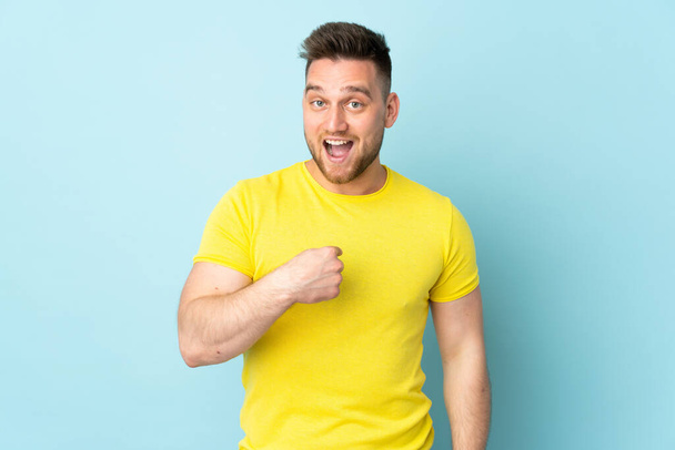 Russian handsome man isolated on blue background with surprise facial expression - Photo, Image