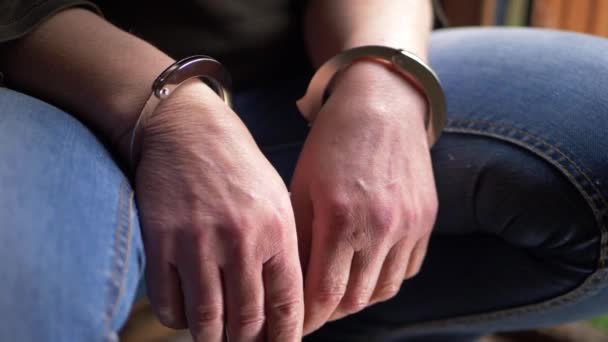 Handen van de gevangene met handboeien om - Video