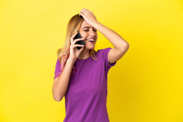 Nuori nainen käyttää matkapuhelinta yli eristetty keltainen tausta on ymmärtänyt jotain ja aikoo ratkaisu - Valokuva, kuva