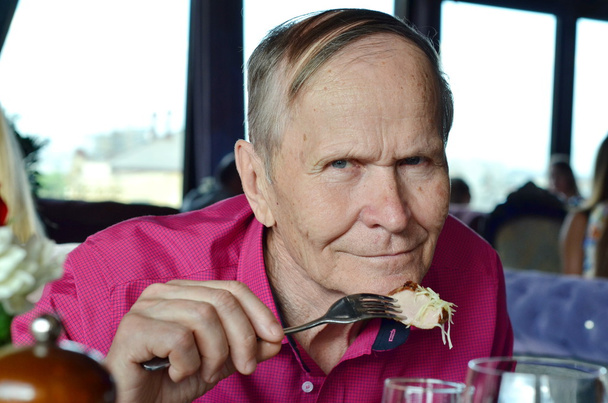 Портрет старшого чоловіка, який їсть у ресторані
 - Фото, зображення