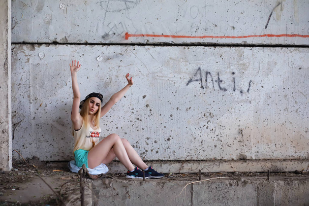 Nuoren naisen muotokuva seinällä Taustalla. Trendikäs Urban Fashion Concept. Ulkona lähikuva muoti muotokuva nuori seksikäs hullu tyttö - Valokuva, kuva