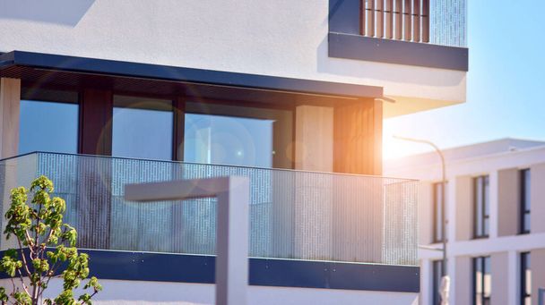Wohnung Wohnhaus und Hausfassadenarchitektur und Außenanlagen. Mehrstöckige moderne, neue und stilvolle Wohnblöcke. Blauer Himmel auf dem Hintergrund. Sonnenlicht im Sonnenaufgang. - Foto, Bild