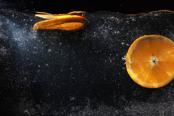 Gotas de agua en naranja dulce madura. Fondo de mandarín fresco con espacio de copia para su texto. Concepto vegano y vegetariano. - Foto, Imagen