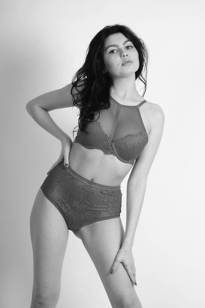 sexy belle femme brune en lingerie et talons hauts posant au studio sur fond blanc  - Photo, image