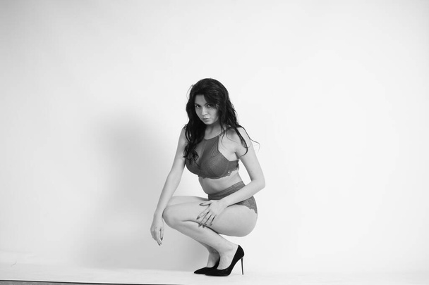 seksikäs kaunis brunette nainen alusvaatteet poseeraa studiossa valkoisella taustalla  - Valokuva, kuva